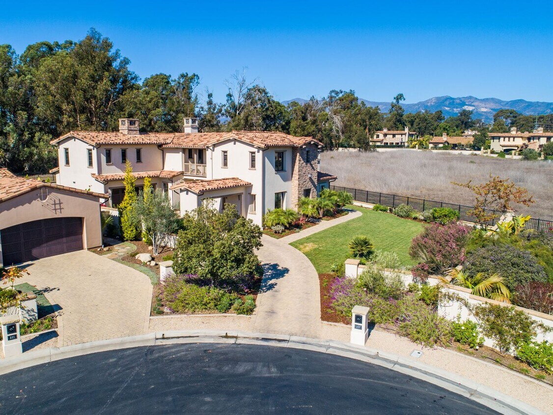 Primary Photo - Large 5 bed / 5 bath Tuscan Style Home on ...