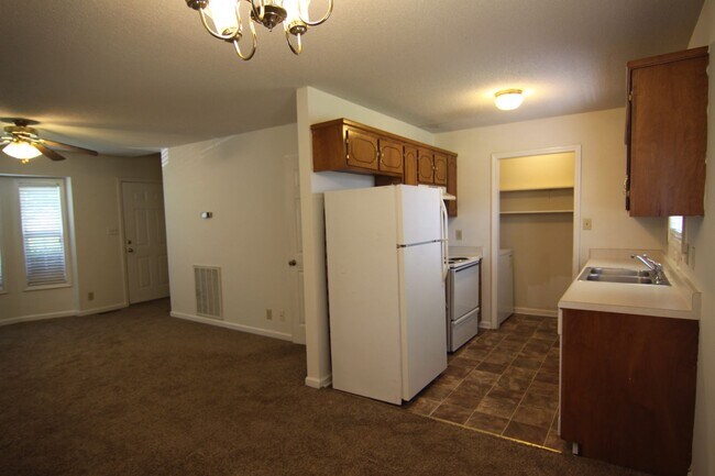 Building Photo - 1 Bedroom Pet Friendly Home For Rent Near ...