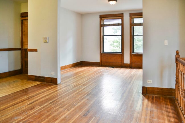 Building Photo - 1358 W Barry Ave