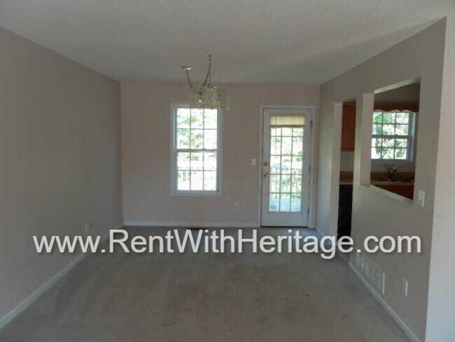Foto del edificio - WOW!!!...GORGEOUS 4Bd / 3 Ba HOME/ UPGRADE...