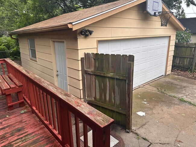 Building Photo - $1250 - 3 bedroom/ 1 bathroom - Single Fam...