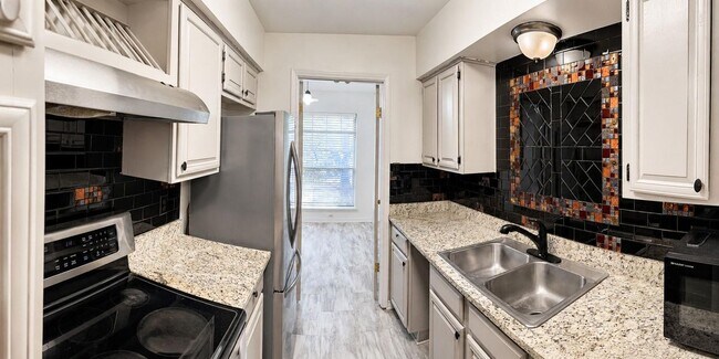 Building Photo - 9801 Royal Ln