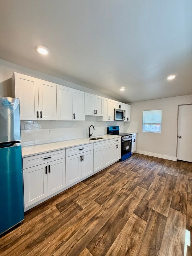 Photo - Pet-Friendly 3-Bedroom Home with Central A/C, In-Unit Laundry