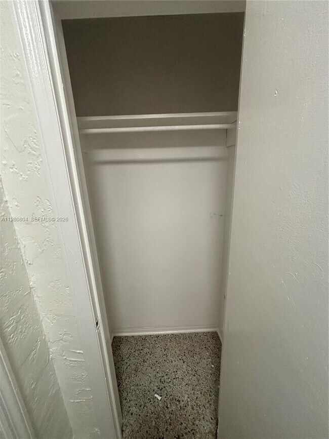 Foto del edificio - 624 NE 7th Ave