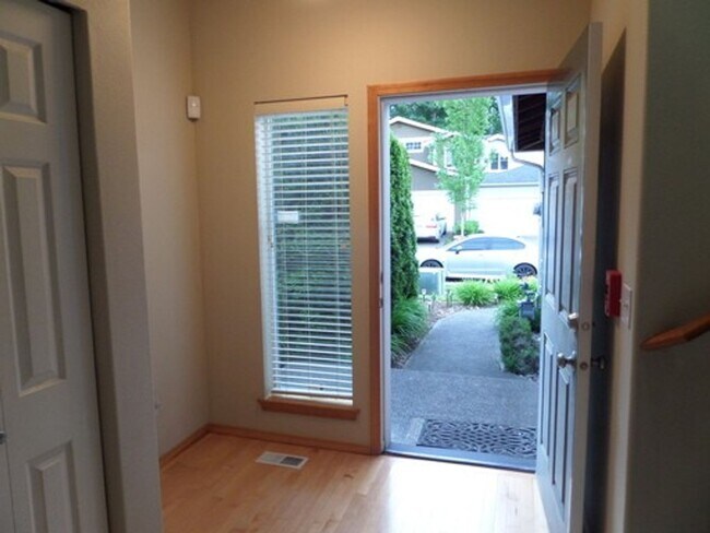 Foto del edificio - Large 3 Bedroom Home with Fully Fenced Bac...