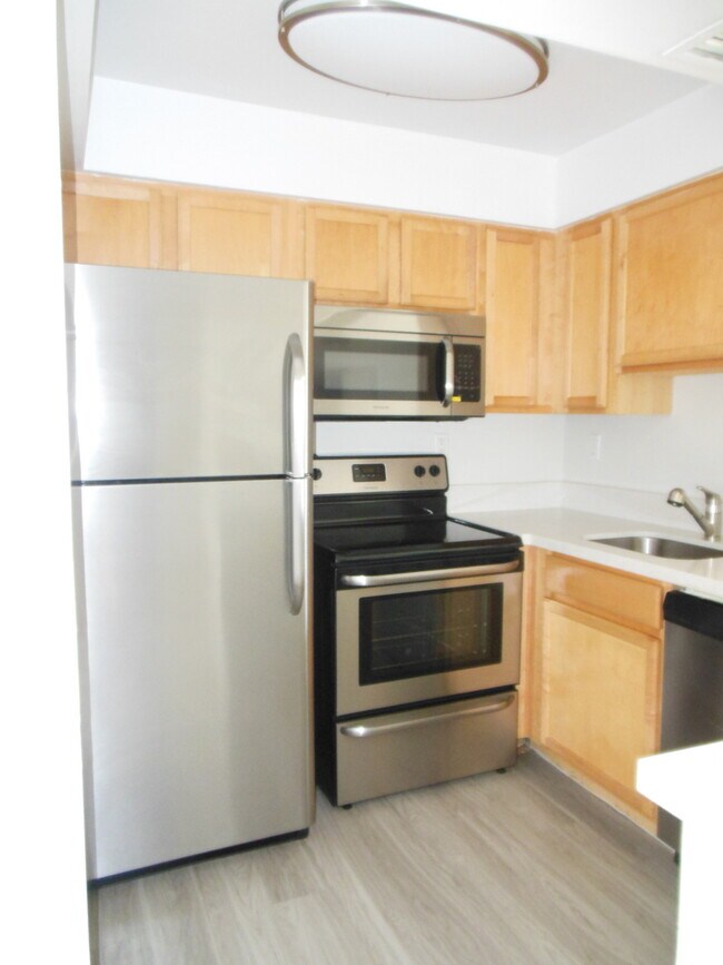 Foto del edificio - TWO BEDROOM TWO BATHROOM! WATERFRONT COMMUNITY