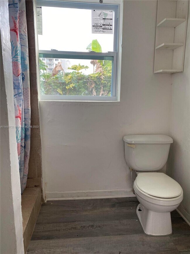 Foto del edificio - 1238 NE 110th St