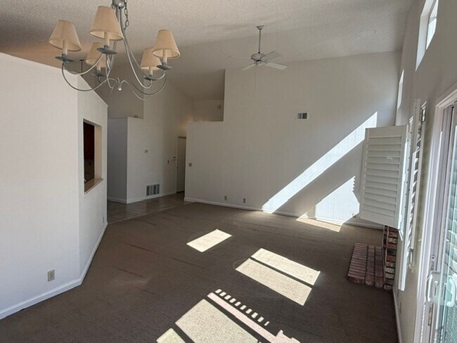 Foto del edificio - 512 Toyon Pl