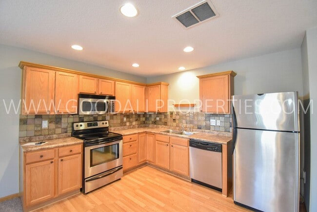 Building Photo - Experience the charm of this 2-bedroom, 2-bathroom townhome in Ankeny with an attached 2 car garage!