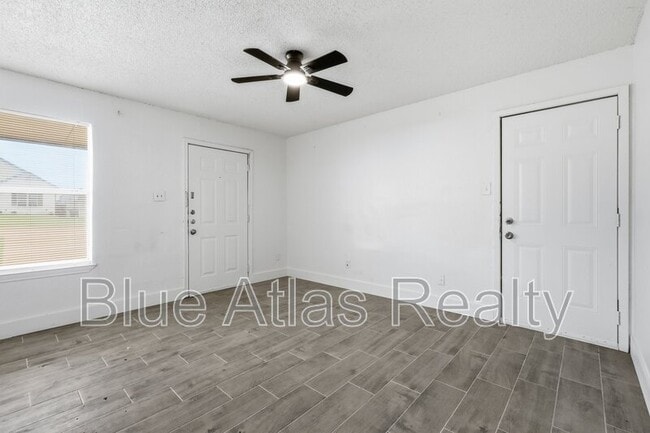 Building Photo - 5517 Wellesley Ave