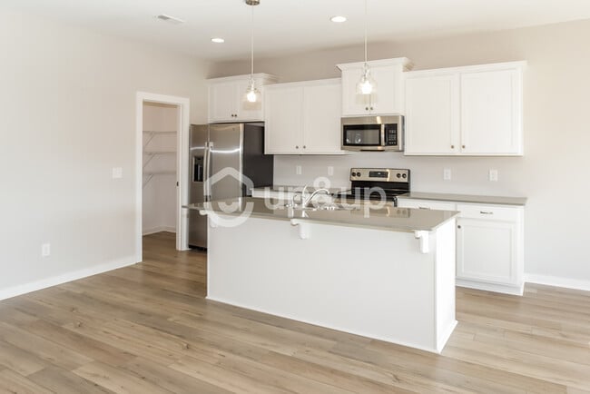 Building Photo - Fantastic 4bd/2ba home! Let yourself in!