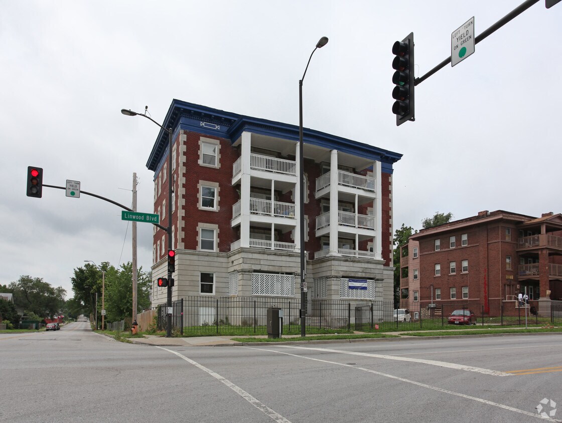 Foto del edificio - 2119-2121 E Linwood Blvd
