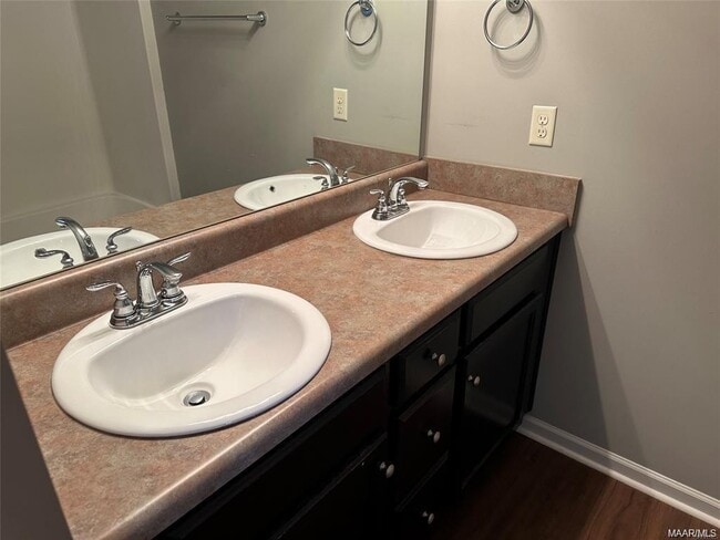 Foto del edificio - 6320 Burbank Crossing Loop