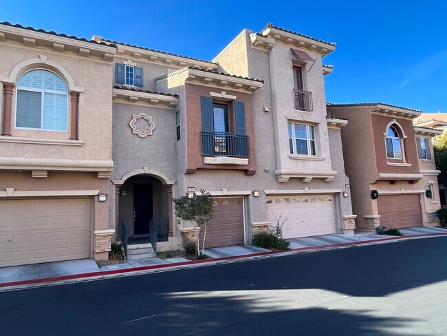 Foto del edificio - Charming 3 Bed, 3 bath townhome for rent!