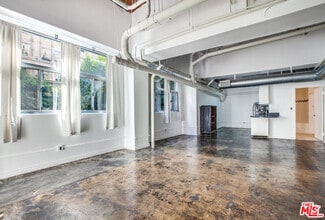 Building Photo - 215 W 7th St