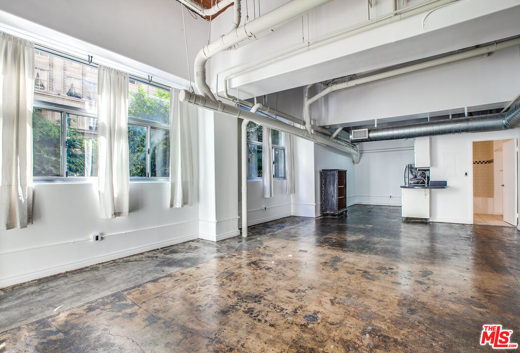 Primary Photo - 215 W 7th St