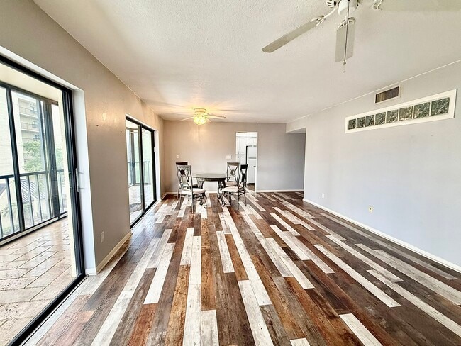 Building Photo - 2800 Cove Cay Dr