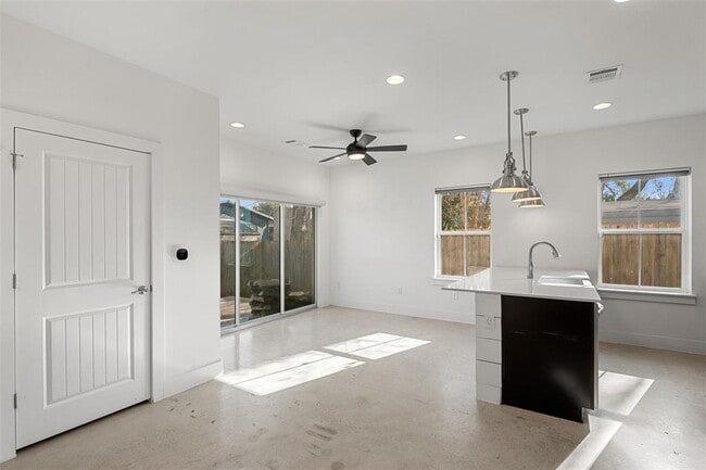 Foto del edificio - 1003 Fiesta St