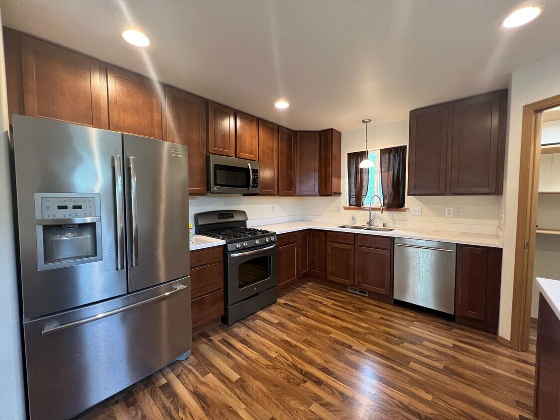 Primary Photo - Lakeview home with 2 bedrooms plus an offi...