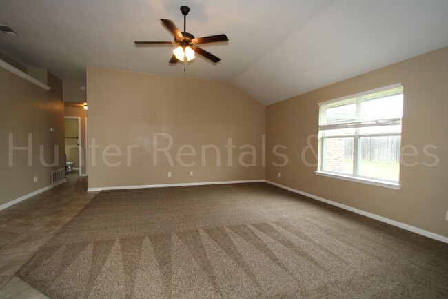 Building Photo - Spacious Three-Bedroom!