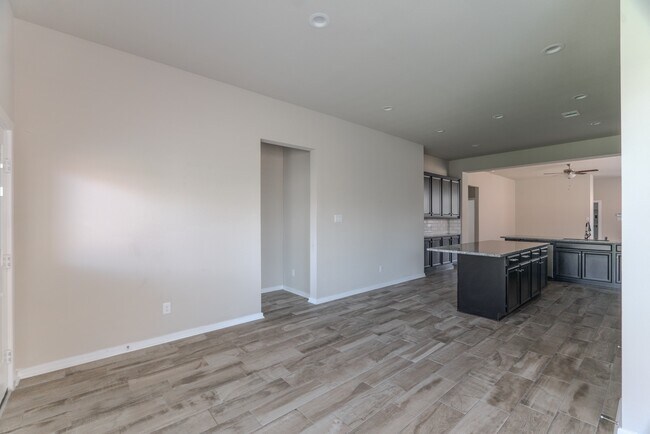 Foto del edificio - 8026 Whisper Grove Dr