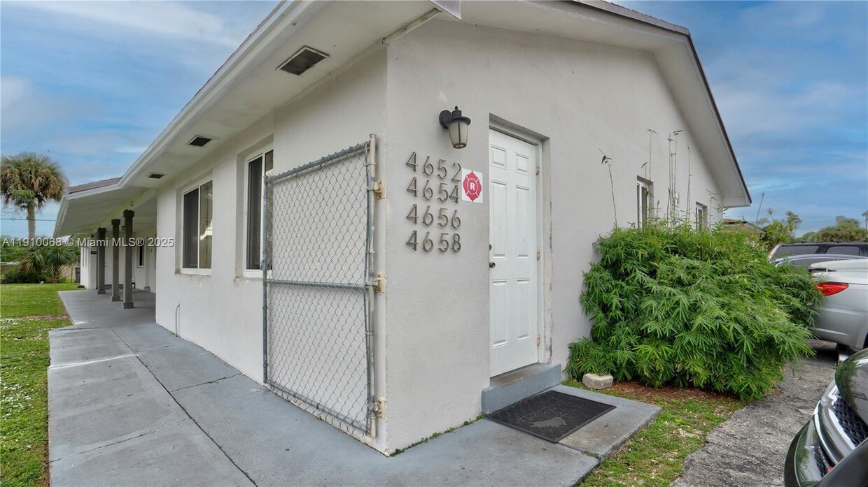 Primary Photo - 4658 Myla Ln