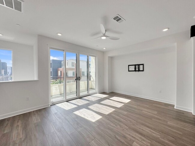 Foto del edificio - Luxury 3-Level Townhome for Rent | 2BR + 3BA | 1,500 Sq Ft with 2-Car Garage