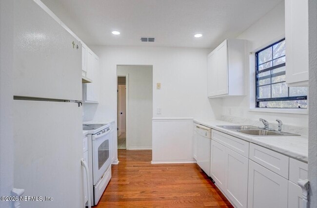 Building Photo - 726 Plainfield Ave