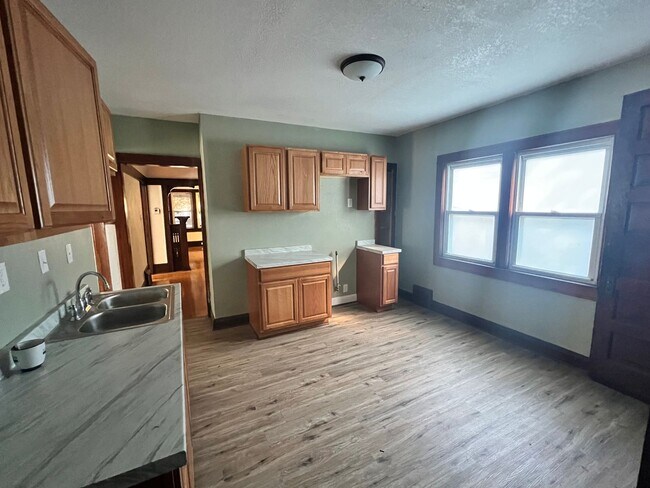 Foto del edificio - 4 Bed 2 Bath Single Family Home Available!