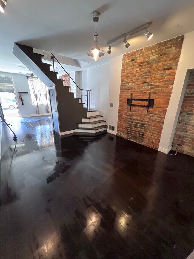 Primera planta: Amplia sala de estar - 103 S 22nd St