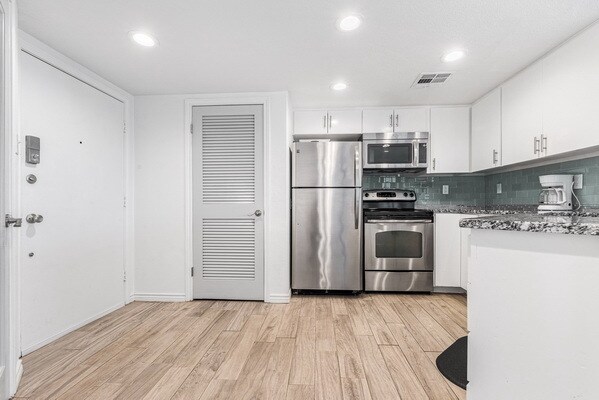 Foto del edificio - 15002 Windward Dr