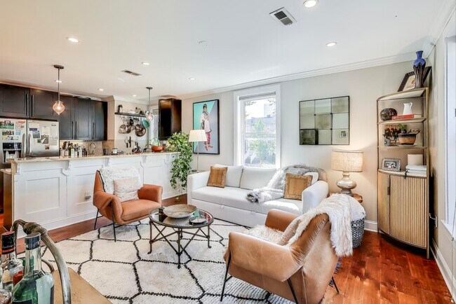 Building Photo - 132 18th St SE