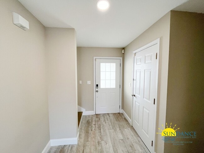 Building Photo - Stunning 3 Bedroom Waterfront Townhouse