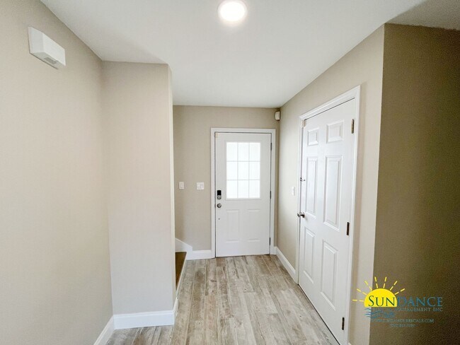 Foto del edificio - Stunning 3 Bedroom Waterfront Townhouse