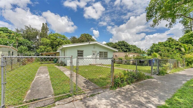 Foto del edificio - 2341 Rutland St