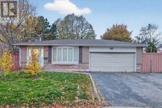 Building Photo - 14 Pineslope Crescent