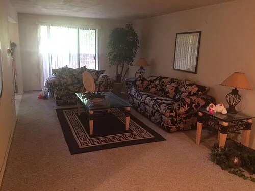 Amplia sala de estar con acceso al patio. - 62 Country Club Ln