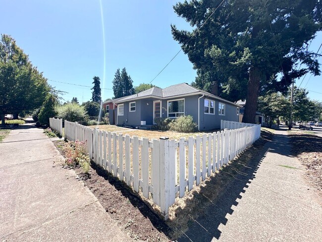 Building Photo - 3 Bed 1 Bath Big lot Home in St. Johns Nei...