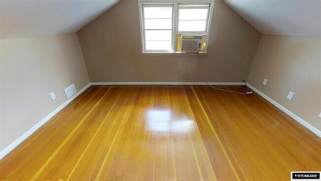 Building Photo - 3 bed, 1 bath Home For Rent