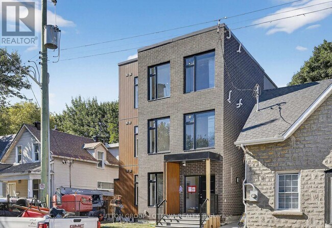 Building Photo - 70 Havelock St