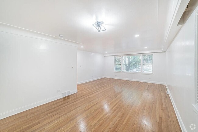 Building Photo - 7530 N Oakley Ave
