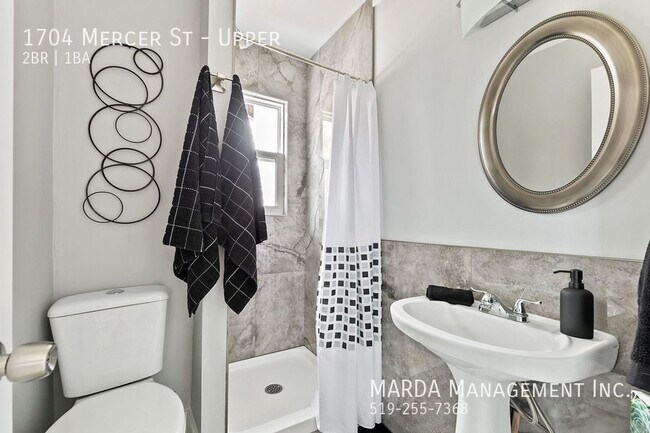 Photo du bâtiment - CHARMING 2-BEDROOM/1BATH UPPER UNIT IN CEN...
