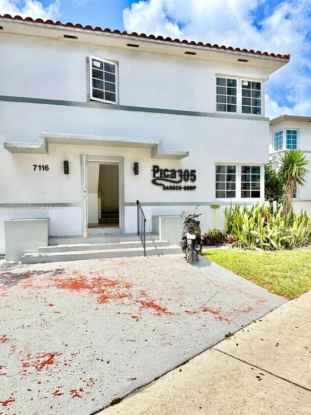 Foto principal - 7116 Bay Dr