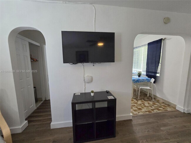 Foto del edificio - 2305 Monroe St