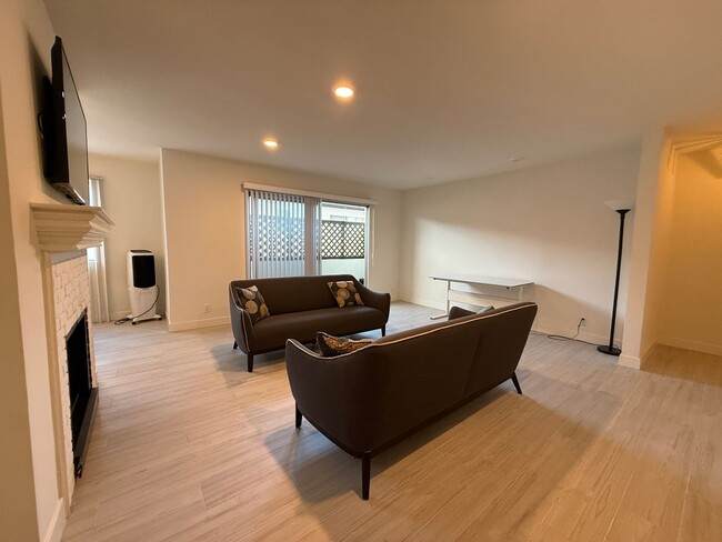 Foto del edificio - Welcome to 404 San Vicente — Prime Santa Monica Living!
