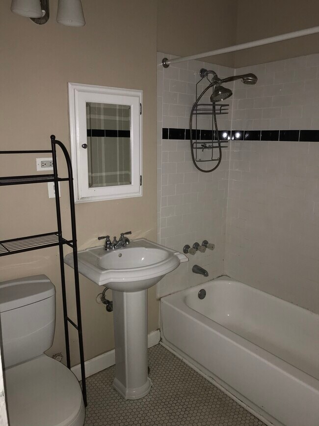 Ceramic tile bath - 836 W Newport Ave