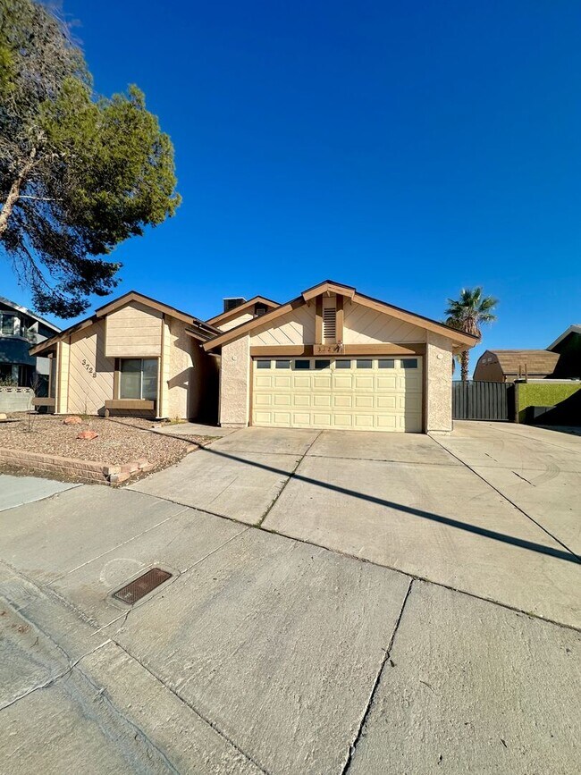 Building Photo - 3728 Majestic Dr