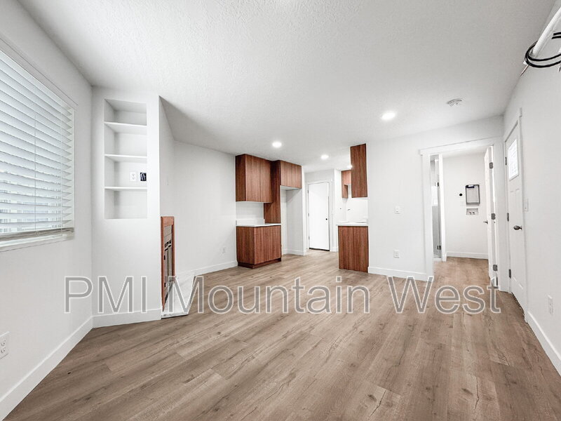 Primary Photo - 985 Horsley Cir