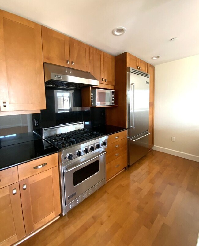 Building Photo - Modern Luxury Meets Prime Downtown Palo Al...