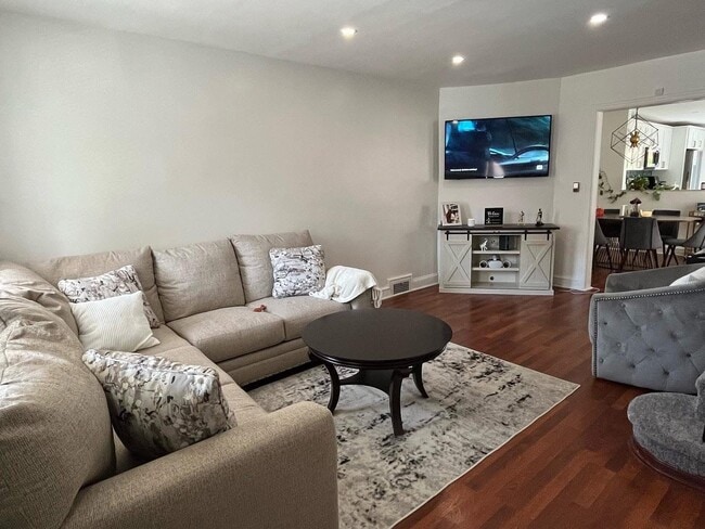 Building Photo - Beautiful Updated 3/1 Twin Home in a Great...